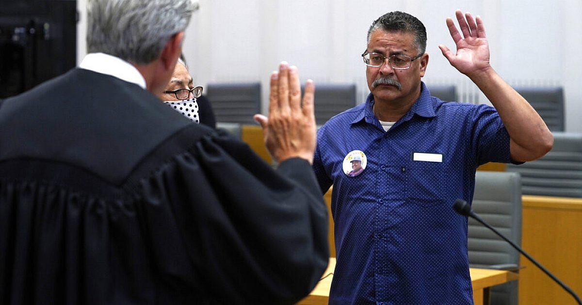 U.S. tells immigrants to go home to apply for green cards