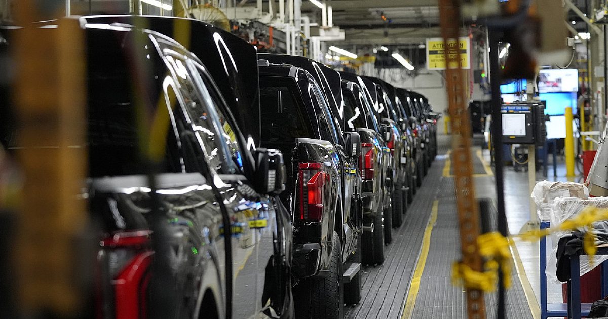 Gov't revises down first quarter GDP increase