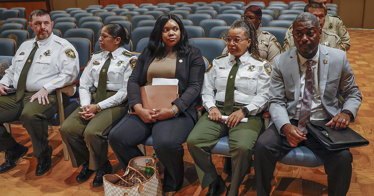 Days after New Orleans jailbreak, half of group still at large | WORLD