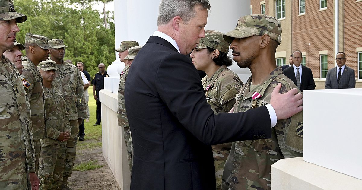 洋楽 Apprehended Soldiers Soldiers recognized for subduing gunman at Georgia base | WORLD
