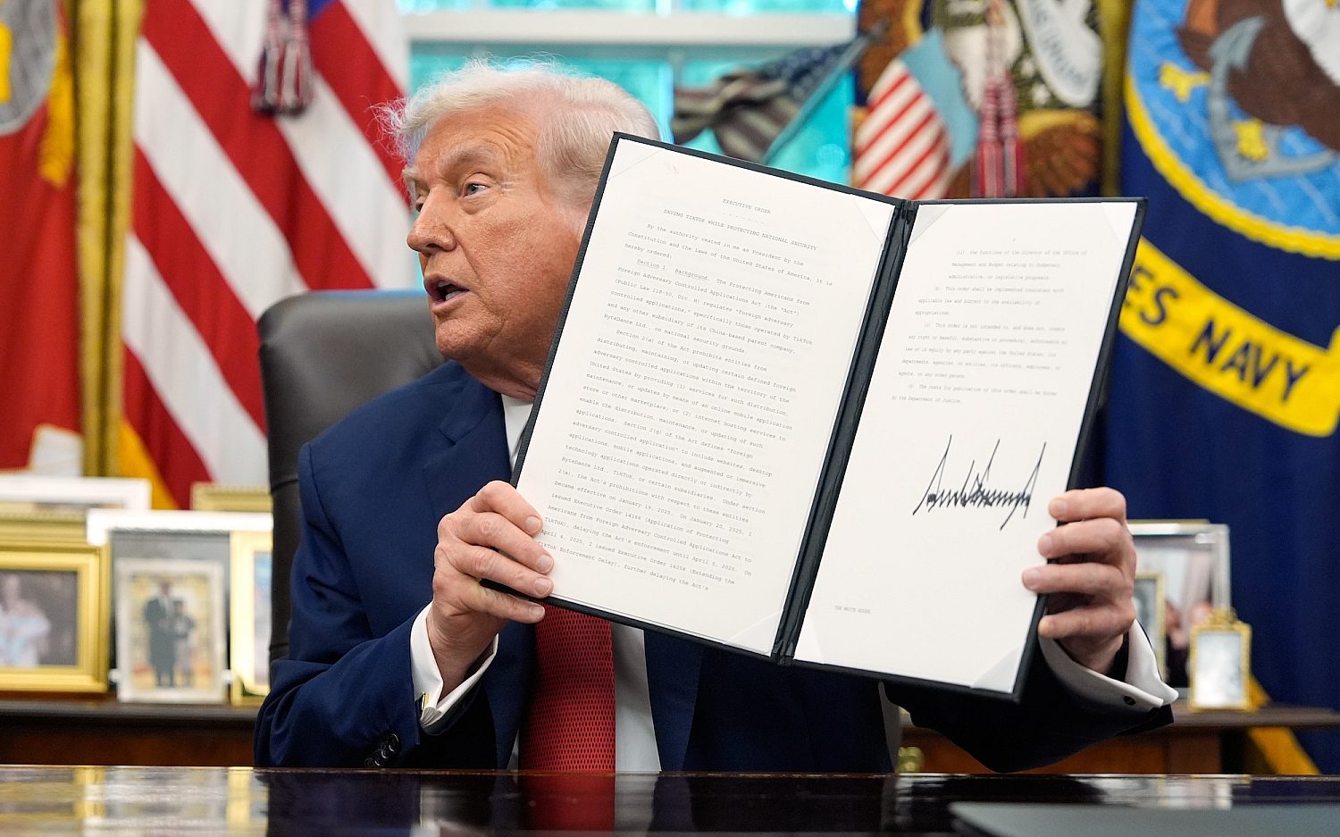Trump signs order allowing U.S. control of TikTok