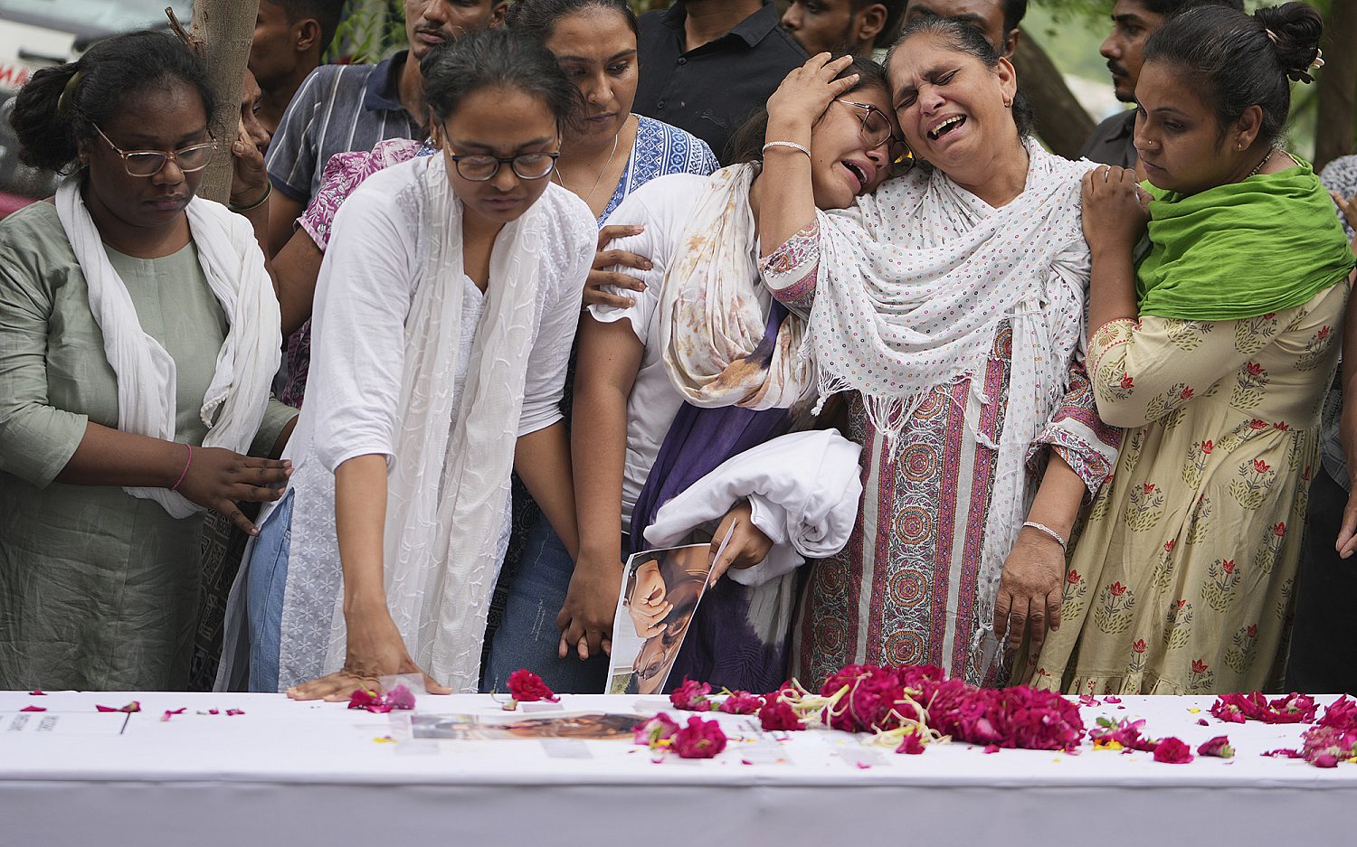 Airline probes cause of India crash that killed 260