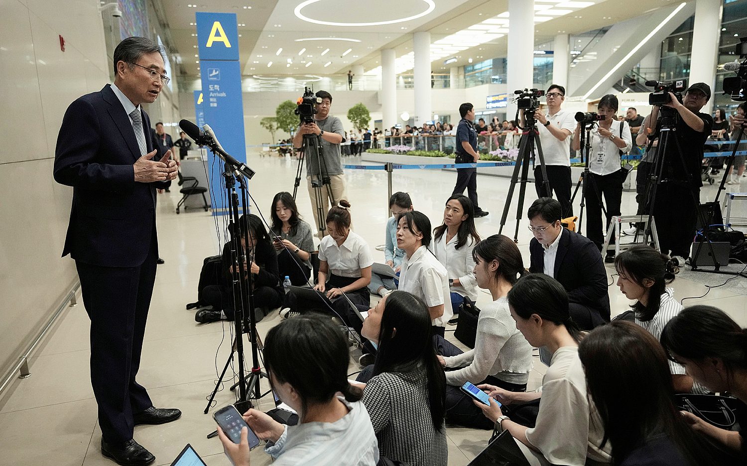 Hundreds of detained South Koreans return home