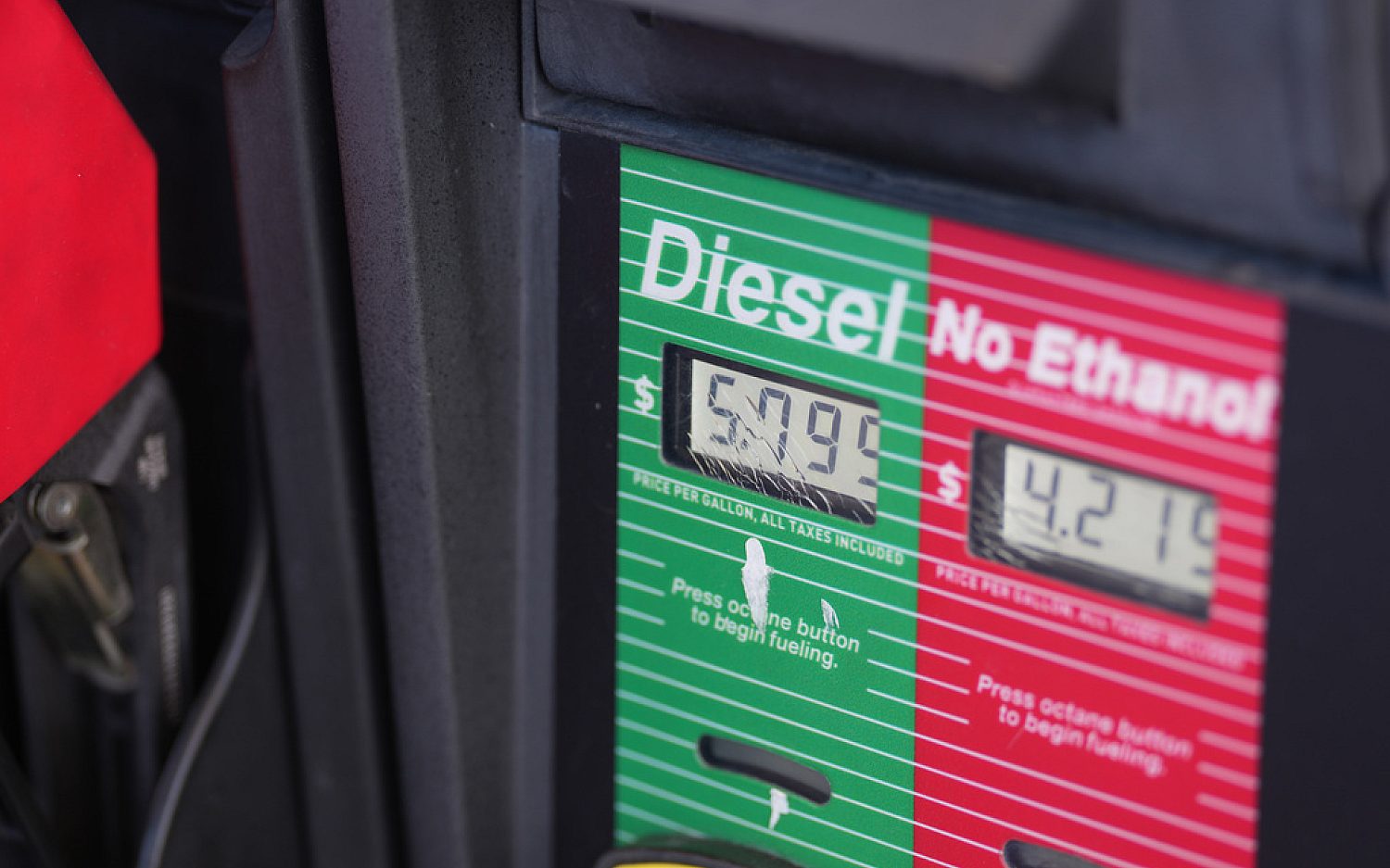 Trump signs executive order aimed at curbing price of diesel