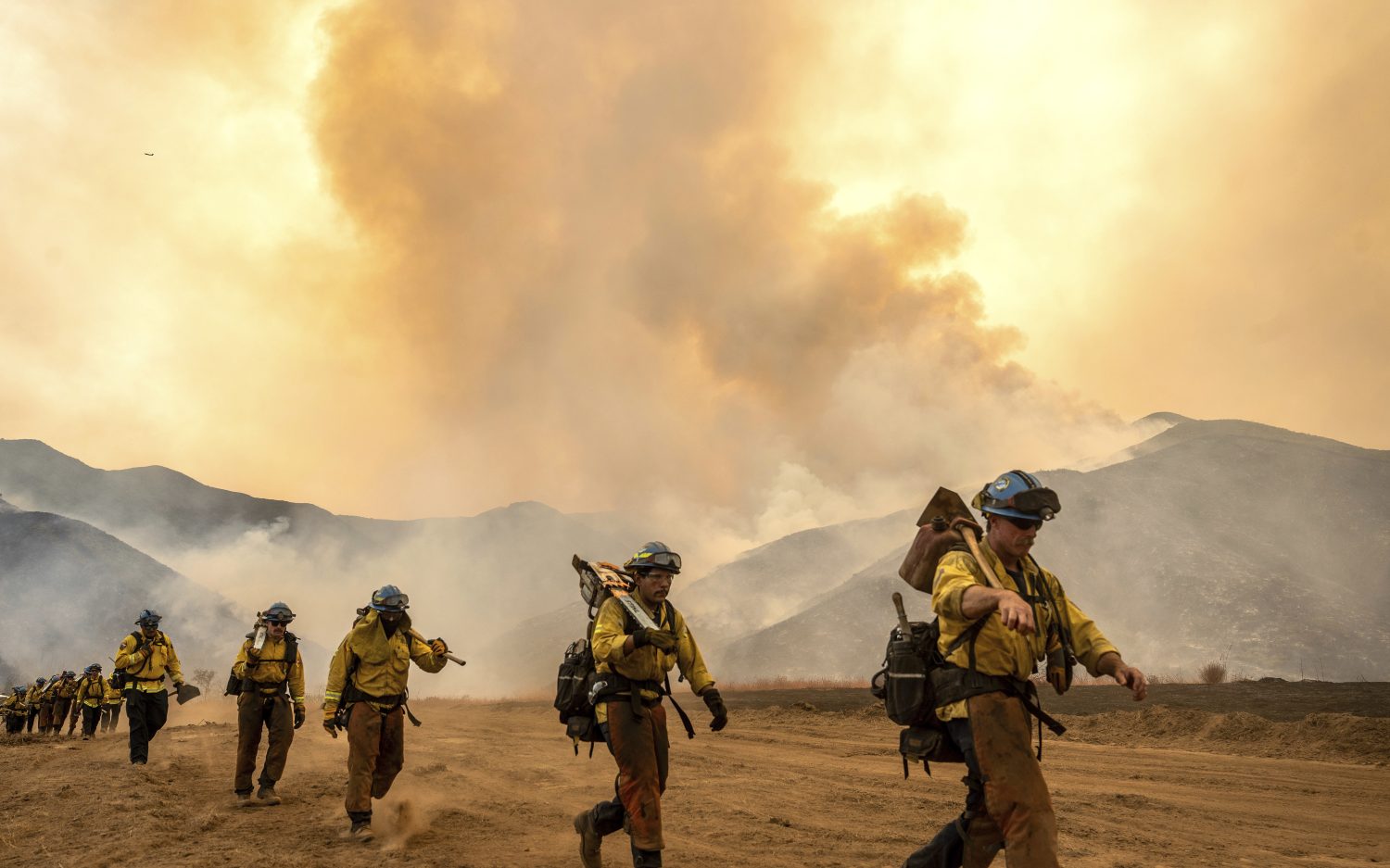 Central California wildfire injures three, threatens homes