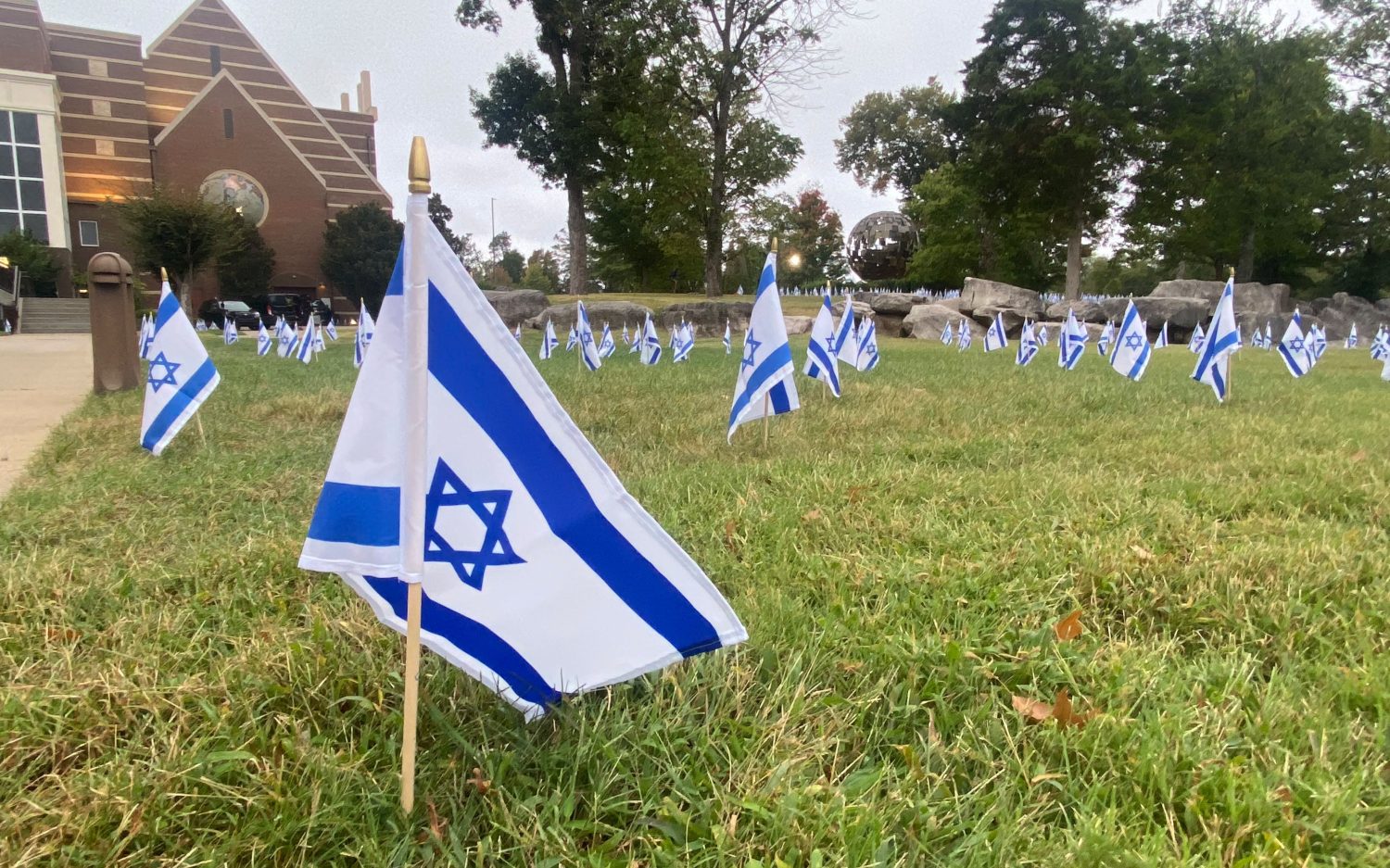 4,000 churches and others join 'Flags of Fellowship' event to combat anti-Semitism