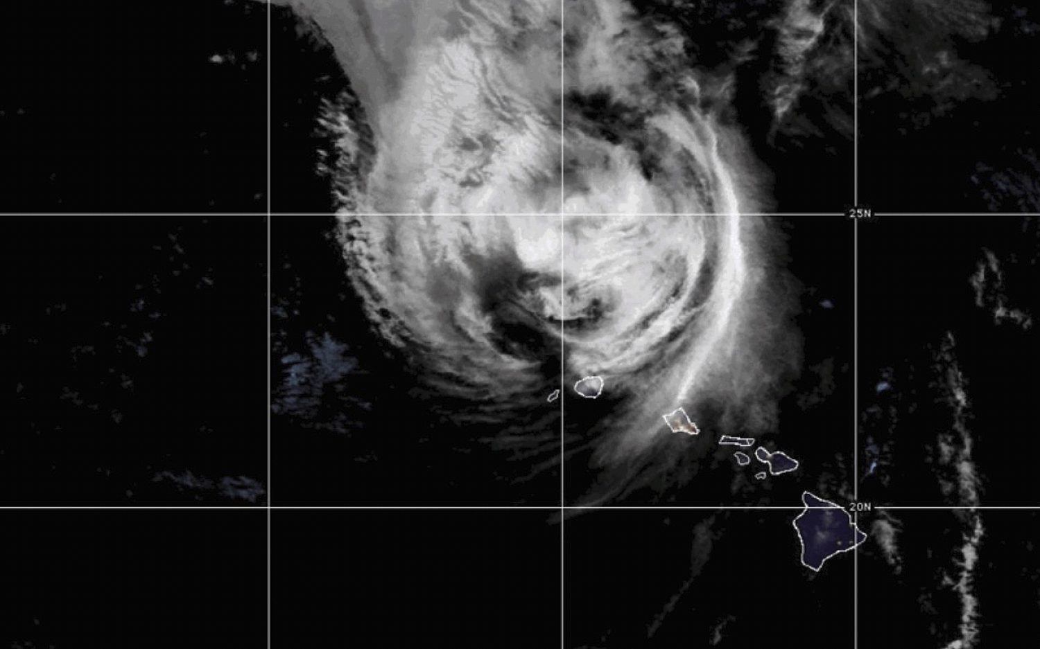 Schools, offices closed as Hurricane Lowell skirts Hawaii