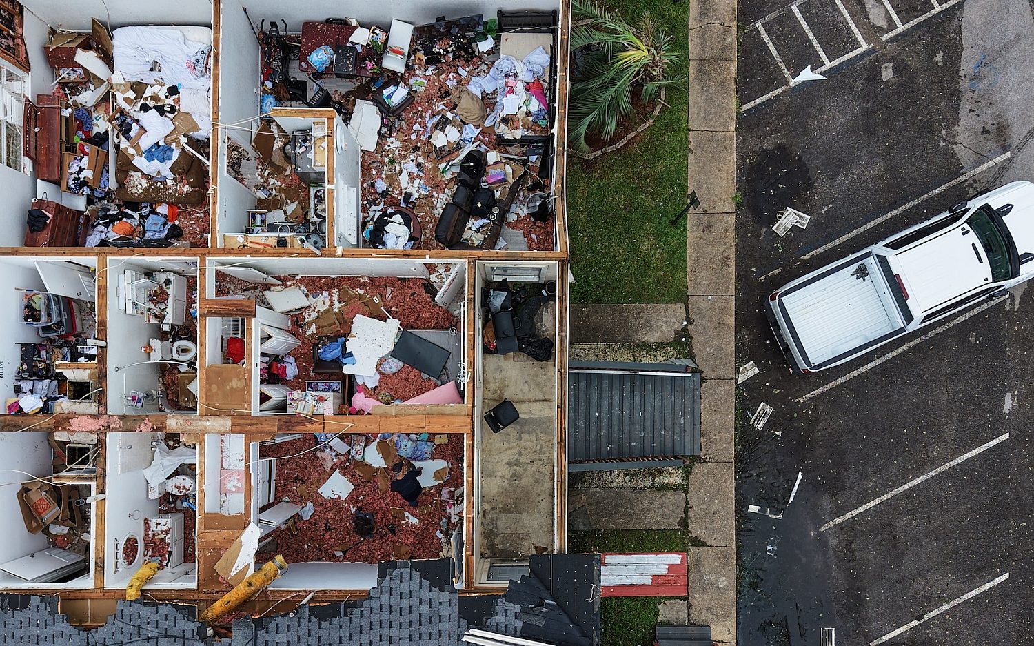 Florida, Alabama residents clean up after Hurricane Isaias