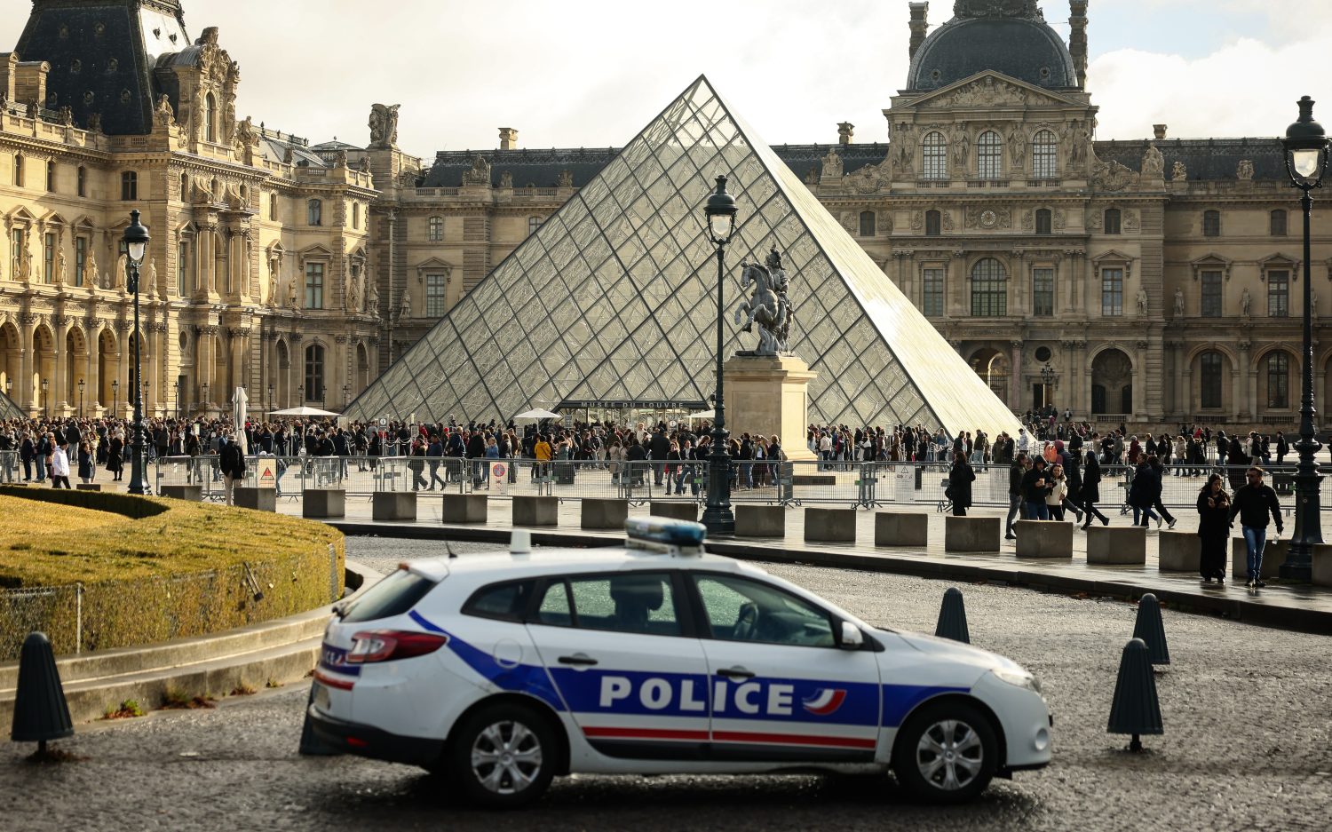 Louvre thieves escaped by 30 seconds, French official says