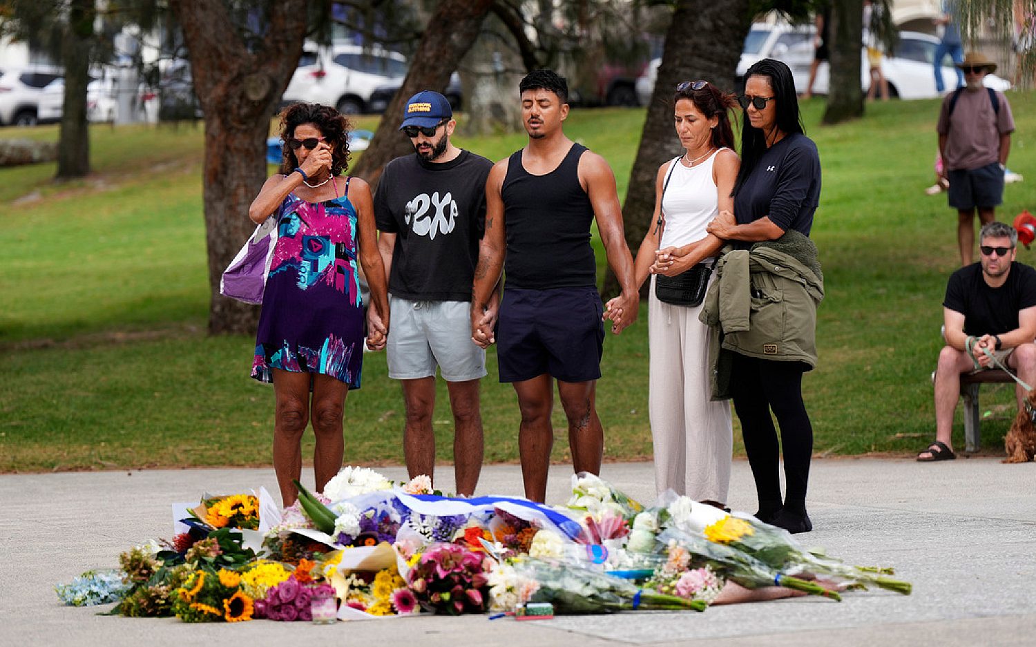 Terrorists kill 16 at Hanukkah event on Australian beach