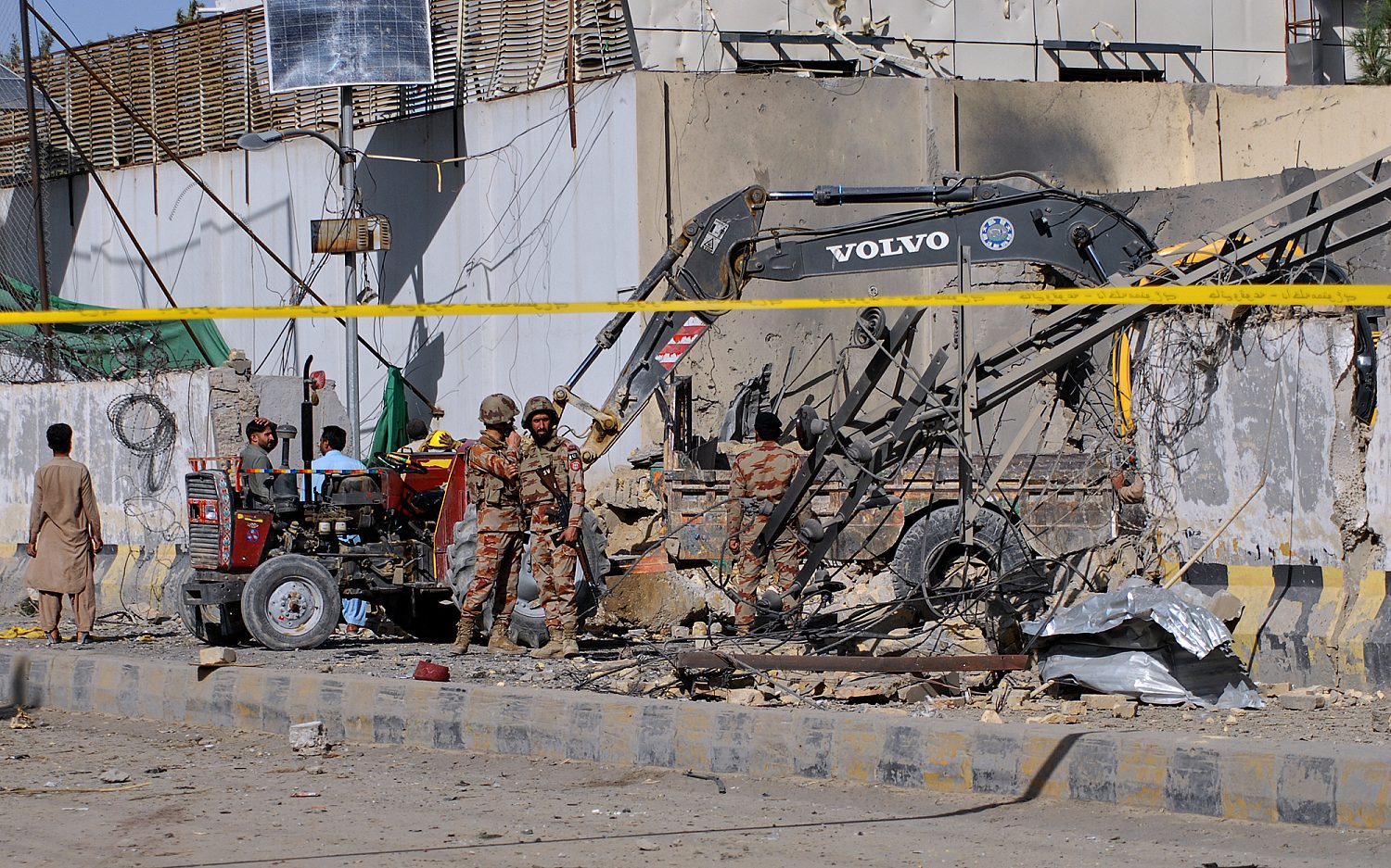 10 dead, dozens injured in Pakistani car bombing
