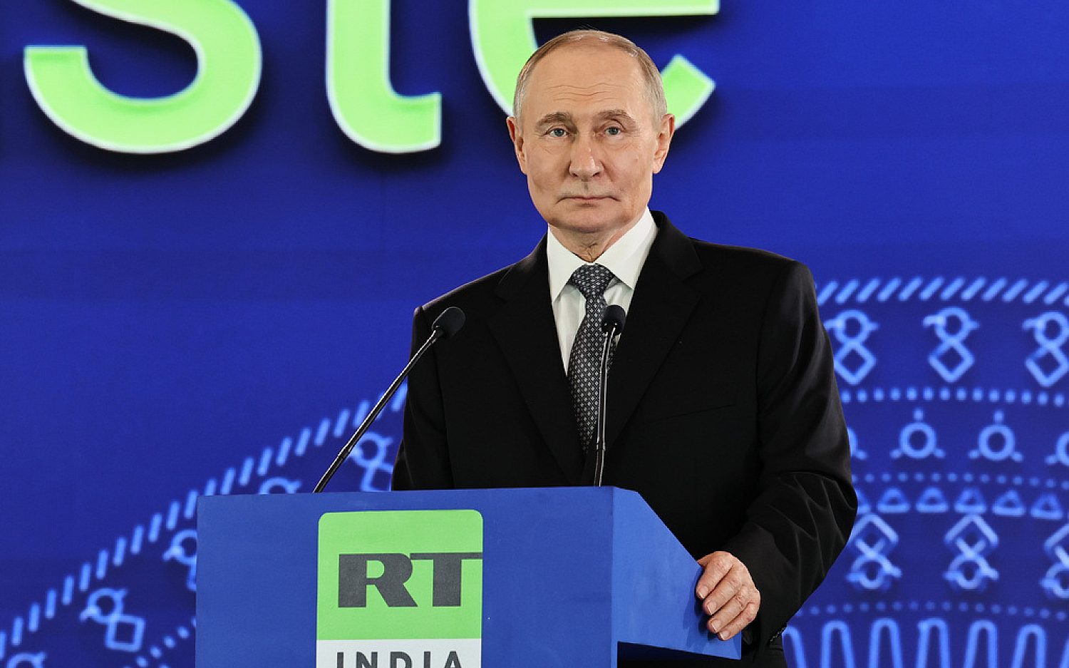 Putin threatens new offensive in Donbas amid peace talks