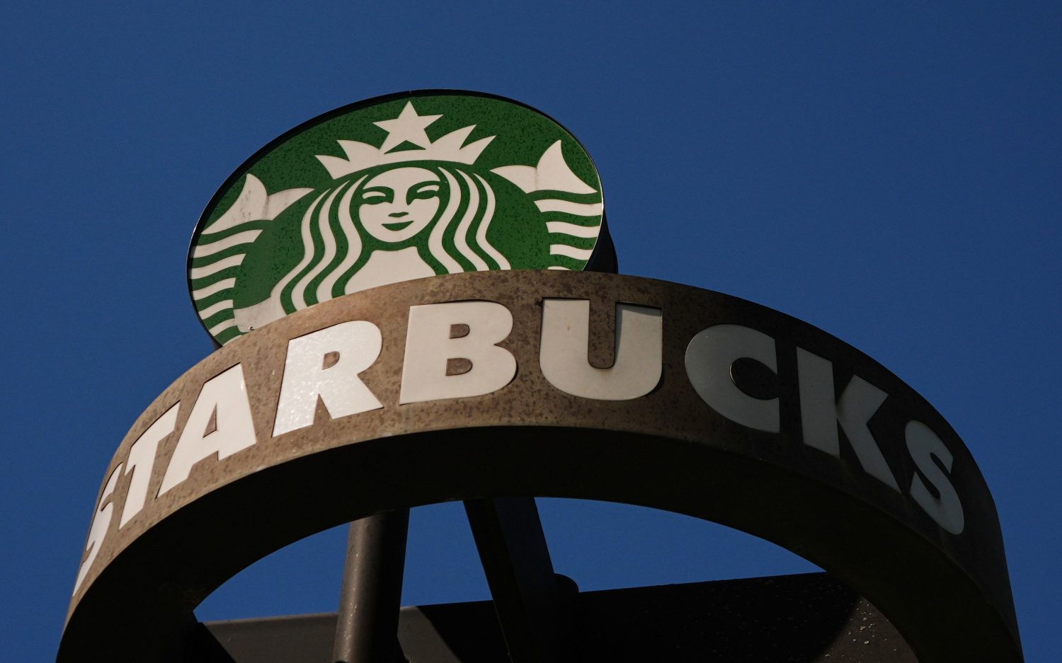 Starbucks to close 250 coffeehouse locations