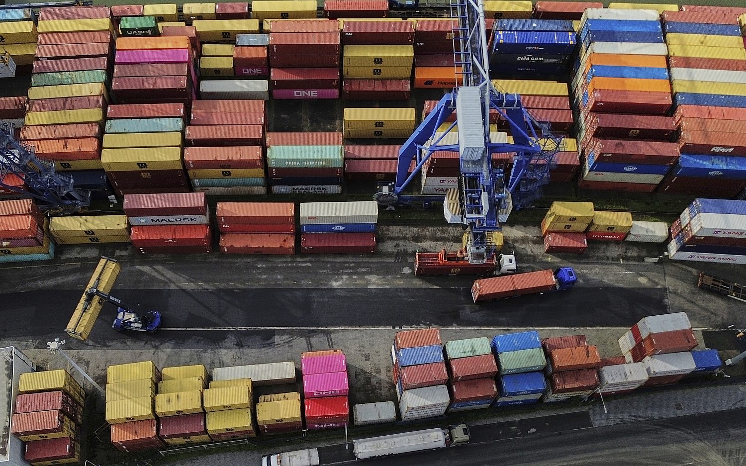 Trump signs new global tariffs with delayed start