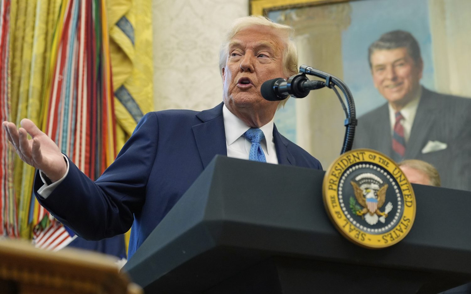 Trump pushes SEC to ditch quarterly earnings reports