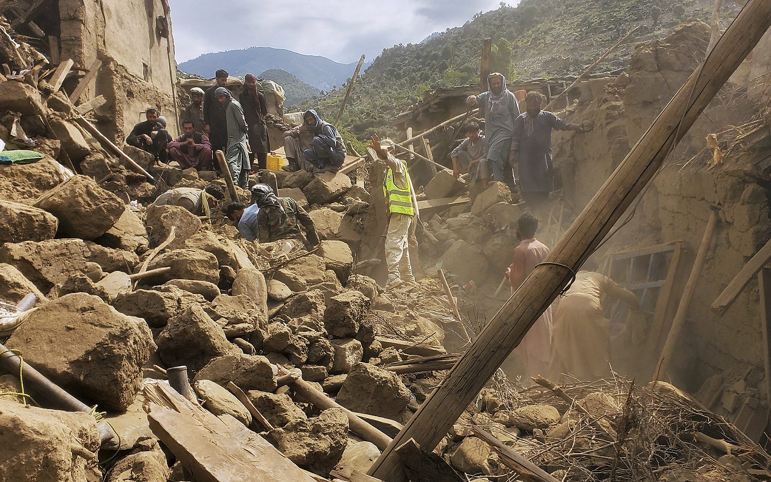Death toll exceeds 1,400 in Afghanistan earthquake