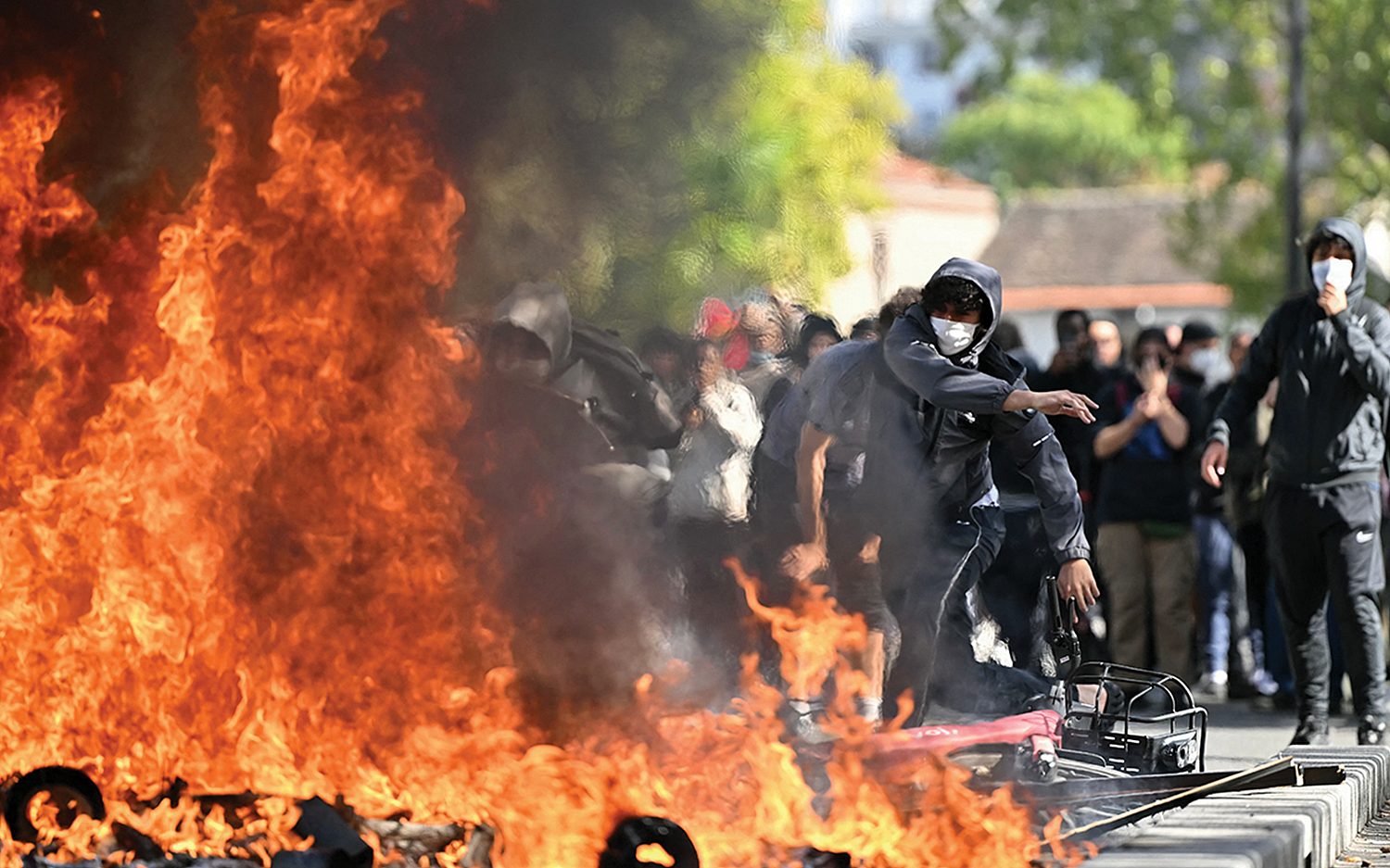 Global Briefs: Student protesters set France ablaze