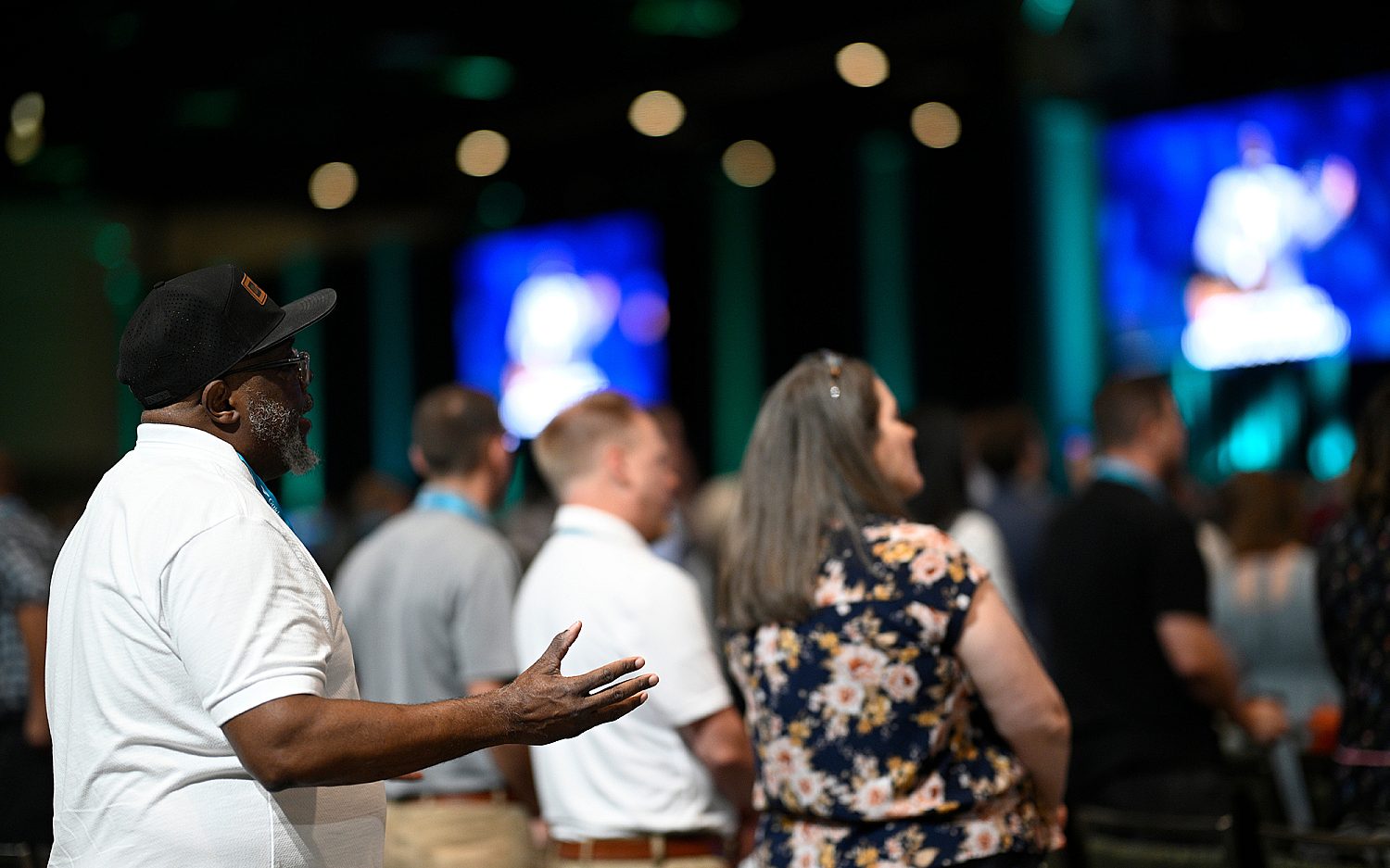 SBC attendees advance amendment barring female preaching