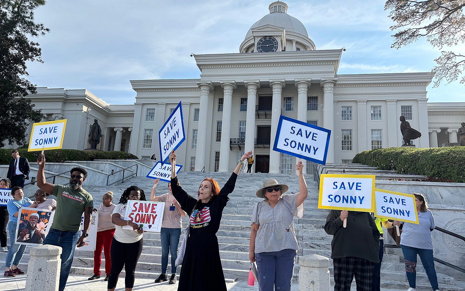 Alabama governor pardons robber days before execution